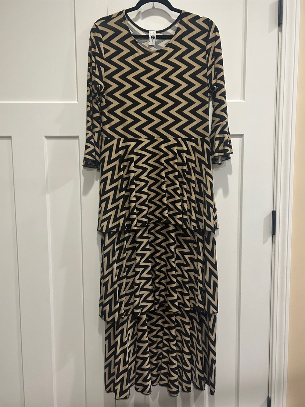 Dainty jewels Women's Black and Tan Zigzag Tiered Dress